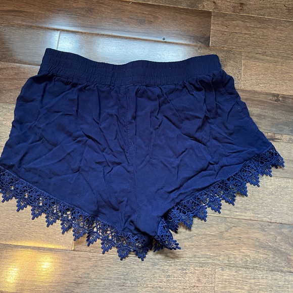 Blue shorts with lace detail - Picture 2 of 3